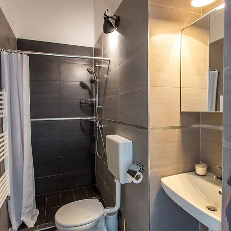 Icon Apartment *